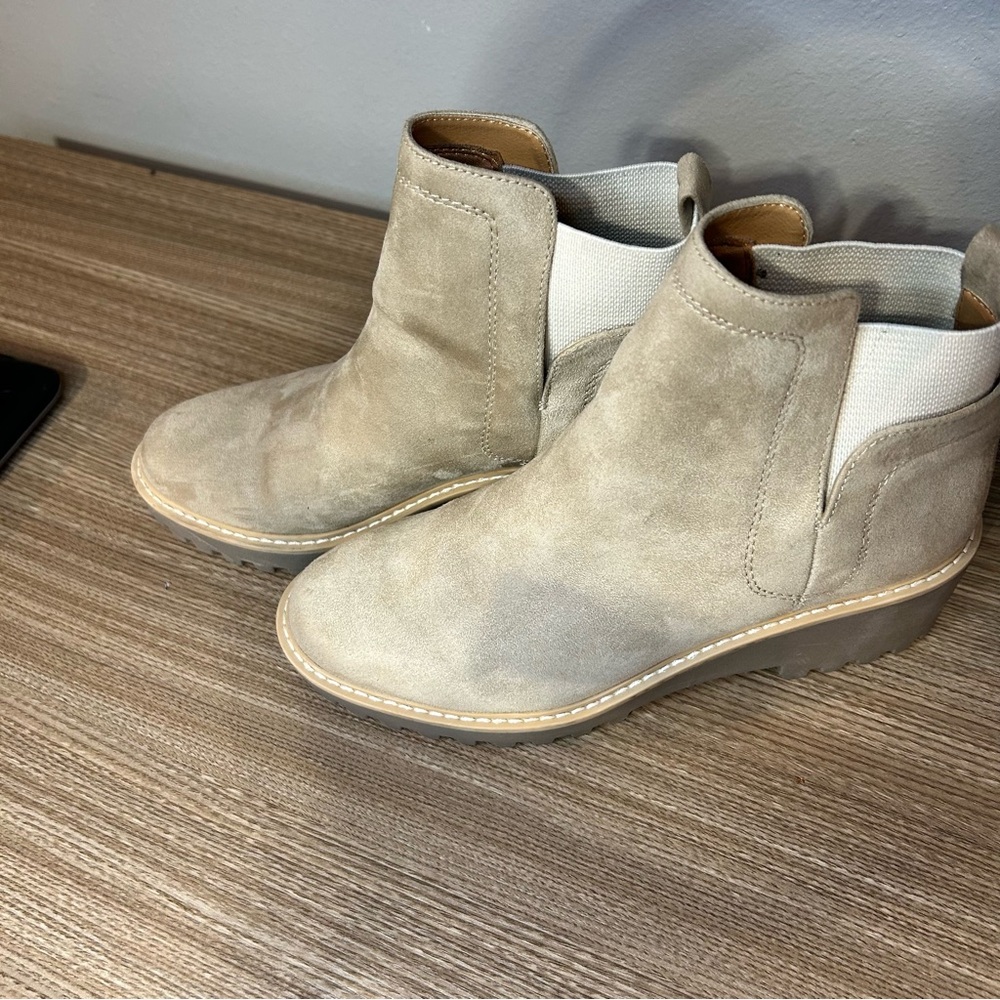 DV by Dolce Vita Tan Suede Ankle Booties Rango size 8.5 womens